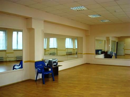 Международный танцевальный центр предлагает услугу по аренде танцевальных залов, в которых есть всё, что необходимо для занятий танцами